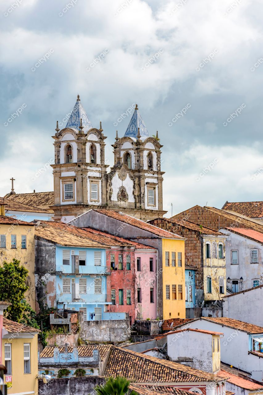 Pelourinho, Salvador, Bahia: O encanto das fachadas coloridas e torres imponentes da igreja sob o céu nublado
