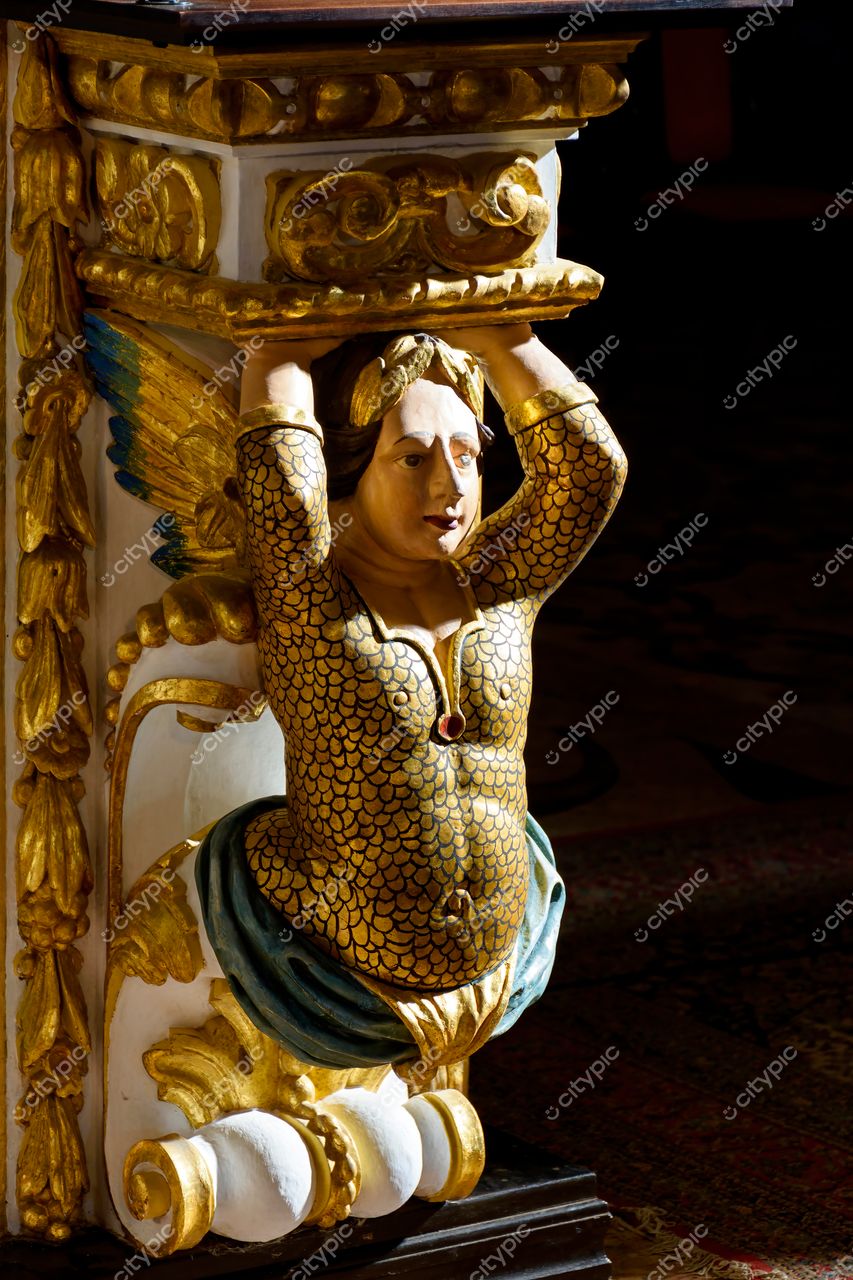 Escultura de anjo ornamental no Pelourinho, Salvador, Bahia: uma obra barroca que reflete a riqueza cultural da região