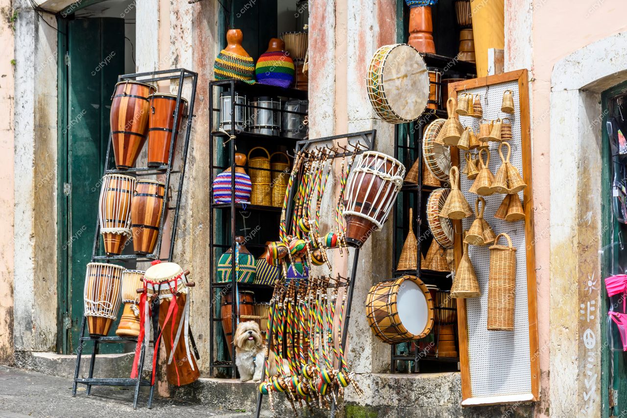 Pelourinho, Salvador, Bahia: Loja de artesanato e instrumentos musicais vibrante e cheia de cultura