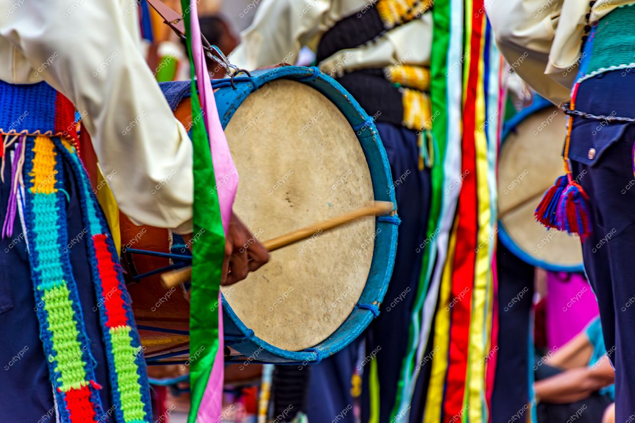 Apresentação Cultural Vibrante em Belo Horizonte, Minas Gerais: Tambores Coloridos e Roupas Tradicionais