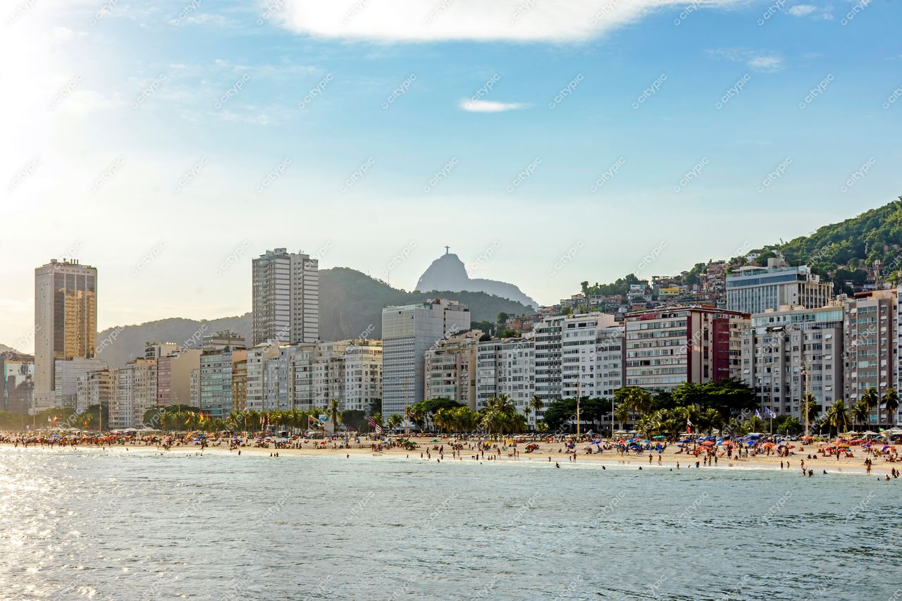 Copacabana, Rio de Janeiro: A vibrante orla carioca com o Morro do Leme ao fundo