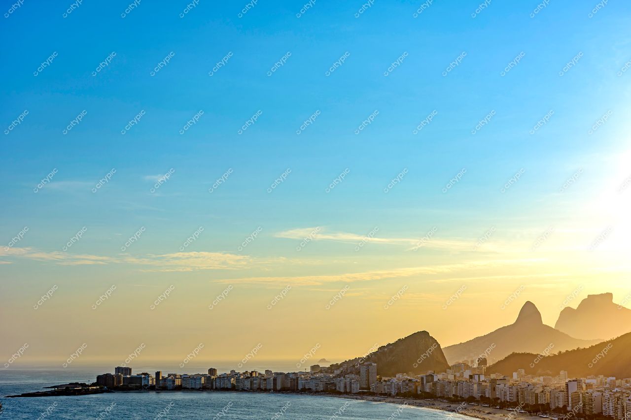 Amanhecer deslumbrante em Copacabana, Rio de Janeiro: a beleza icônica do Brasil