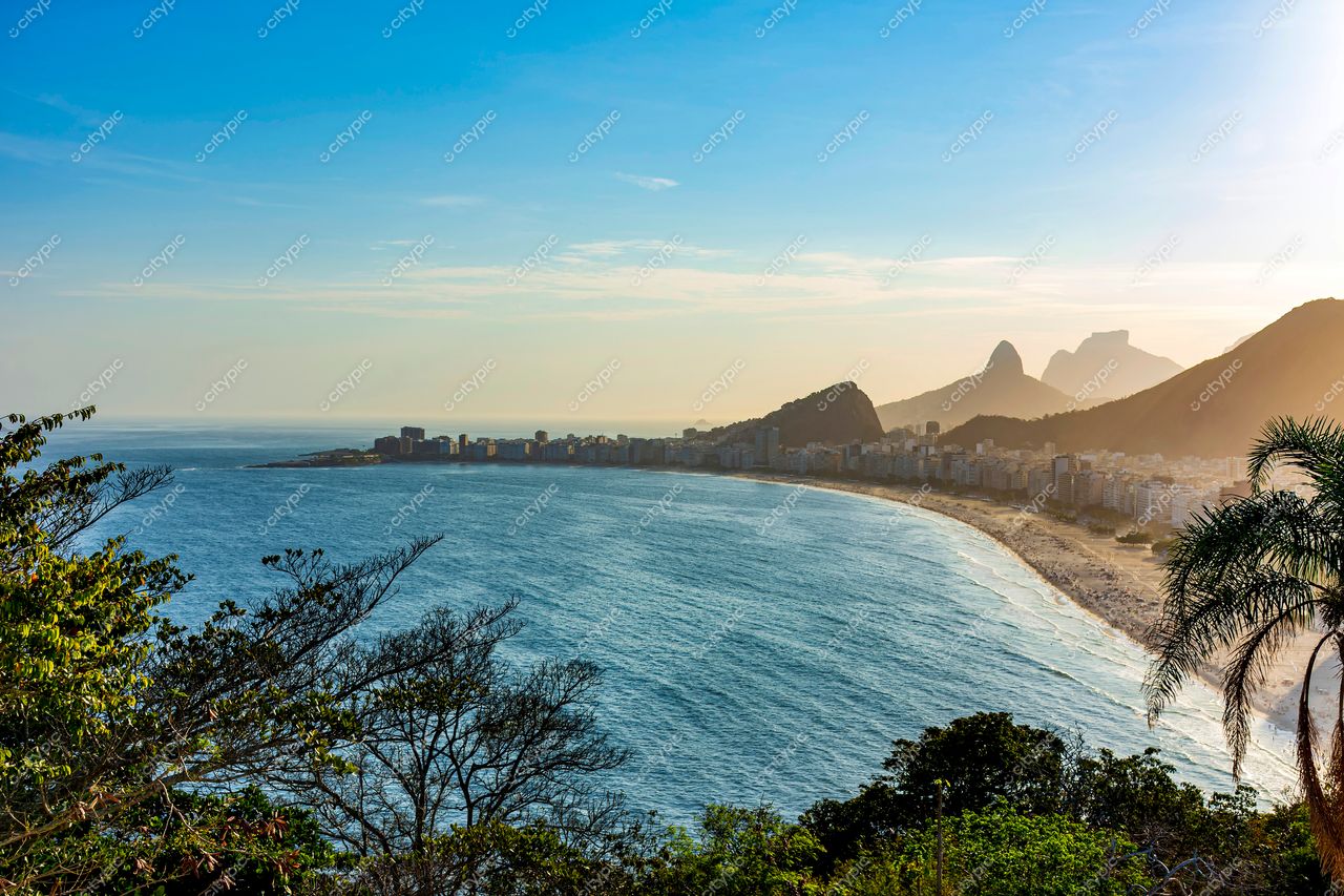 Amanhecer deslumbrante na Praia de Copacabana, Rio de Janeiro: a beleza natural e urbana da cidade maravilhosa