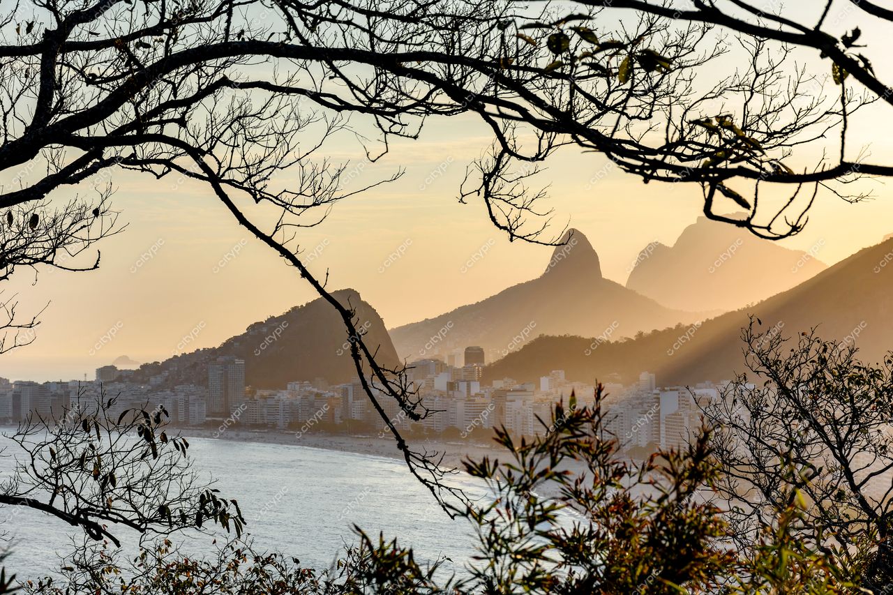 Copacabana ao Pôr do Sol: Belezas Naturais e Urbanas do Rio de Janeiro