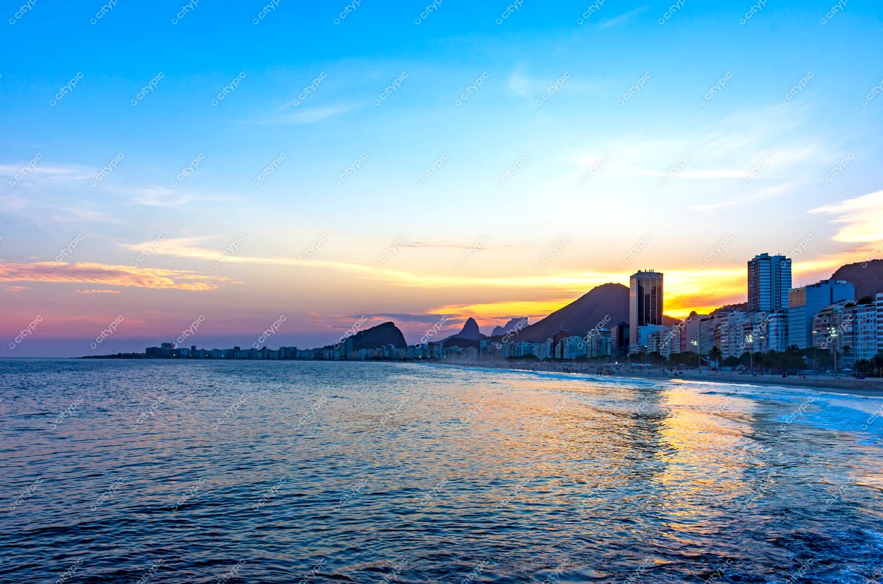 Pôr do sol deslumbrante em Copacabana, Rio de Janeiro: a fusão perfeita entre natureza e urbanização