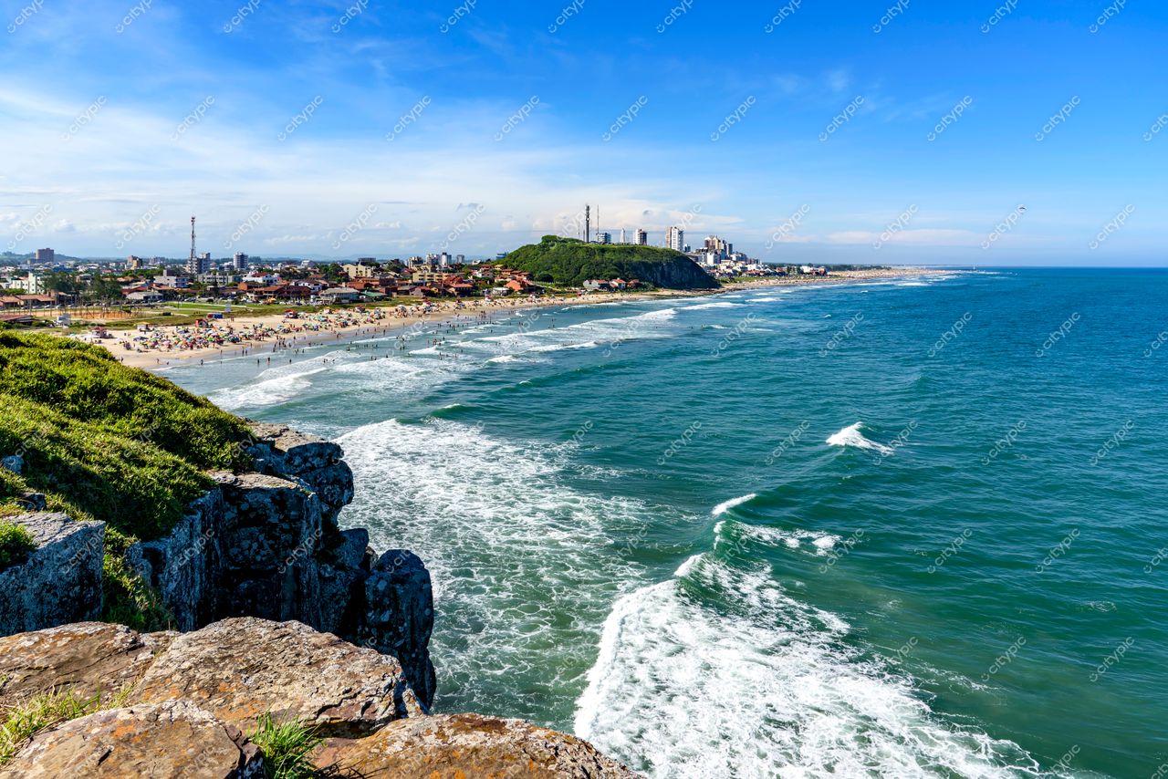 Torres, Rio Grande do Sul: Vista panorâmica da praia e da cidade à beira-mar