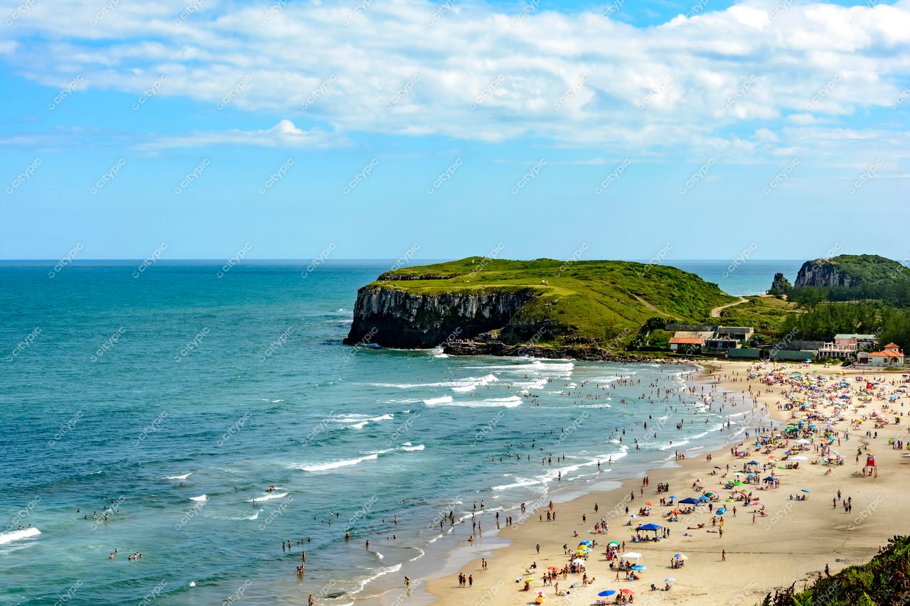 Torres, Rio Grande do Sul: Praia paradisíaca com águas azul-turquesa e areias claras