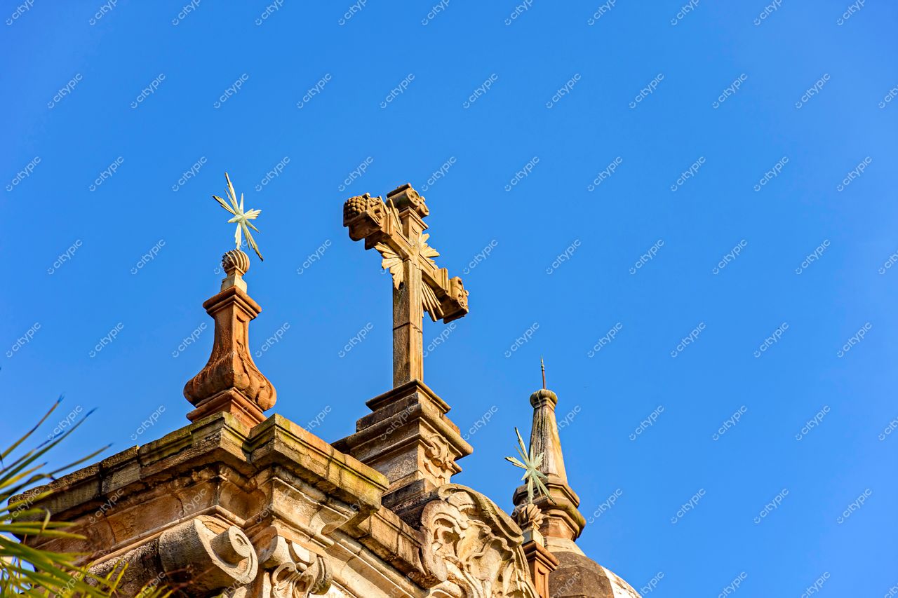 Ouro Preto, Minas Gerais: Cruzes ornamentadas e arquitetura colonial em destaque