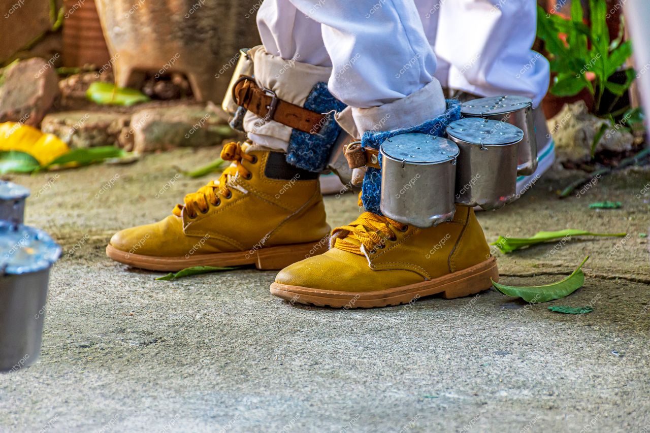 Belo Horizonte, Minas Gerais: Botas Amarelas e Instrumentos de Percussão nas Ruas da Cidade