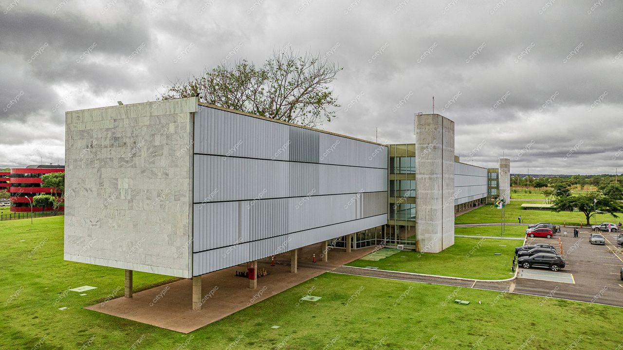 Brasília, DF: Edifício moderno em harmonia com a paisagem urbana