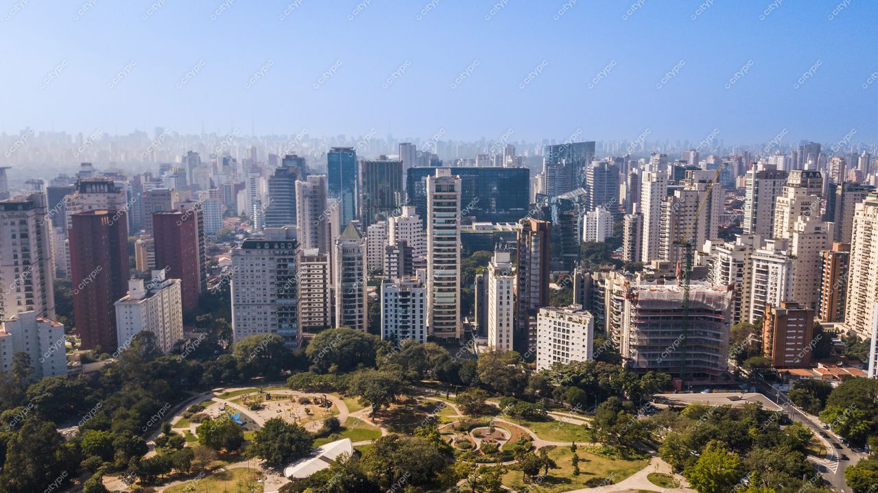 São Paulo, Brasil: Horizonte Urbano e Natureza em Harmonia