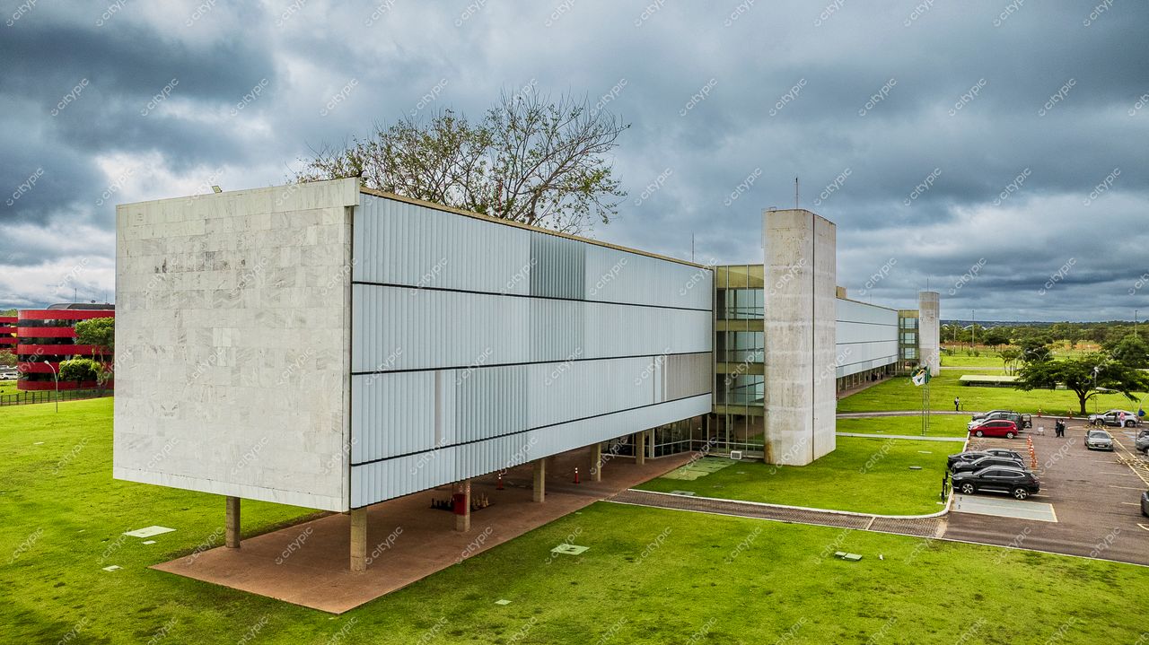 Brasília, DF: Edifício contemporâneo refletindo a luz natural em meio a amplos espaços verdes