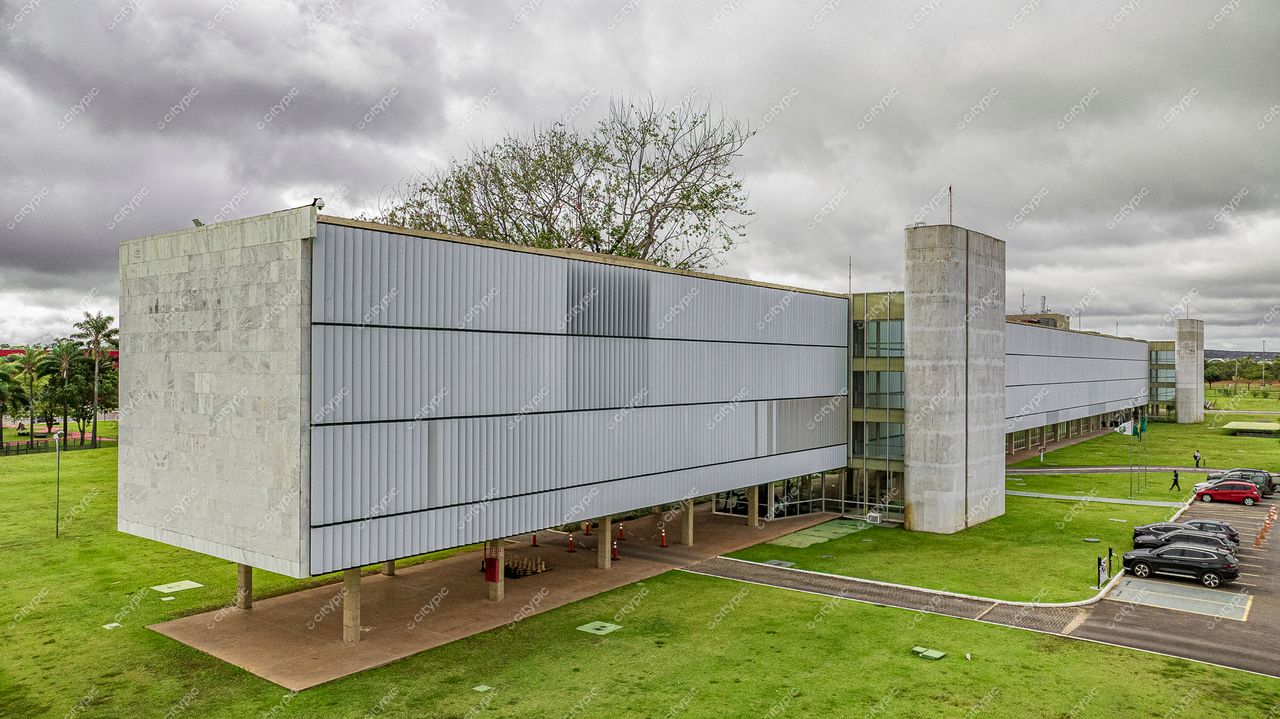 Brasília: Edifício Moderno em Meio à Sobriedade Urbana