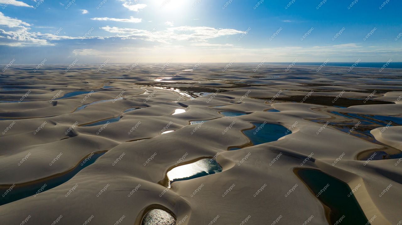 Oásis de tranquilidade: a beleza das dunas de areia sob o sol brilhante