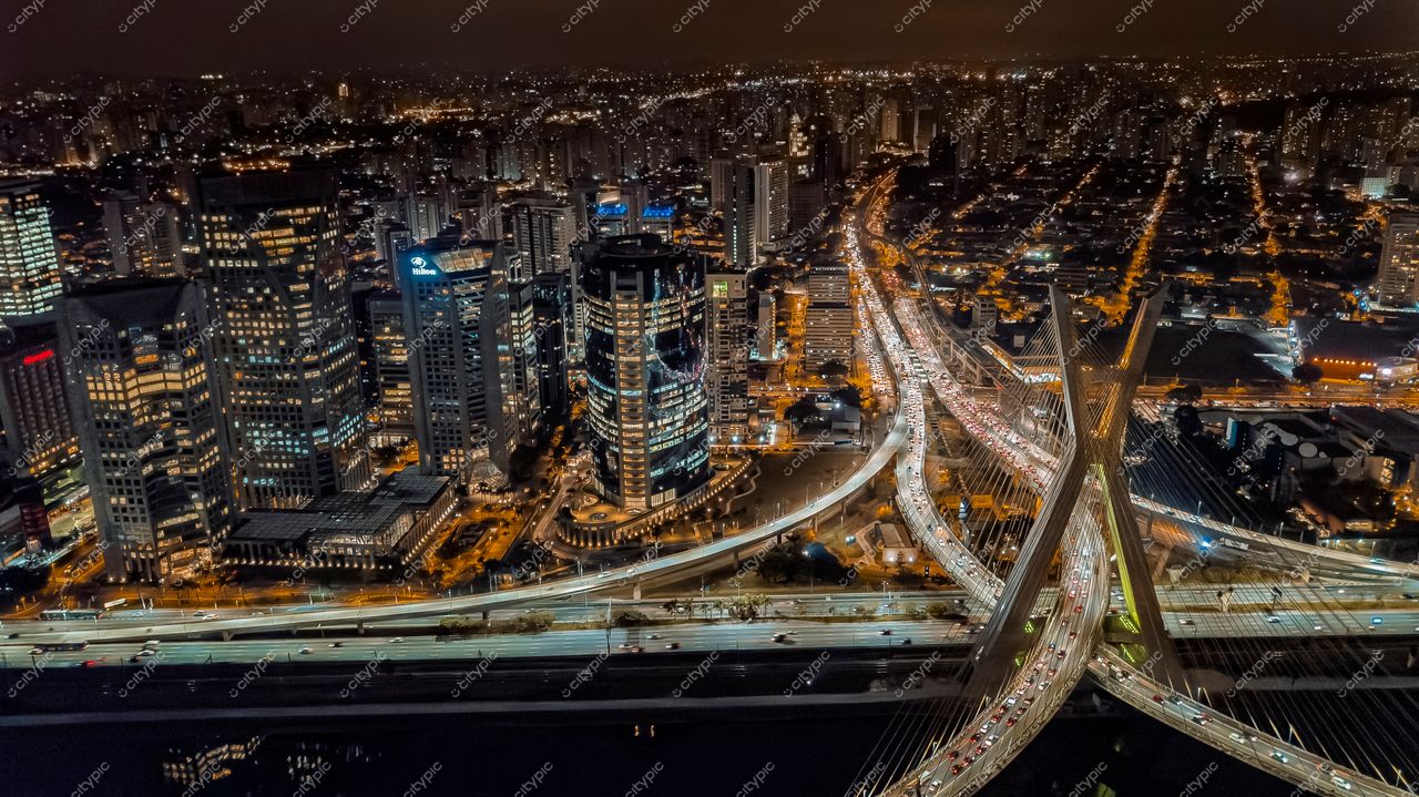 São Paulo, Brasil: Vista Panorâmica Noturna da Metrópole Vibrante