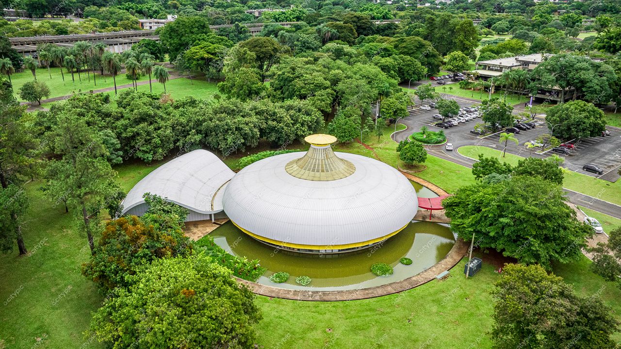 Brasília, DF: Edifício Circular Moderno em Meio à Natureza Exuberante