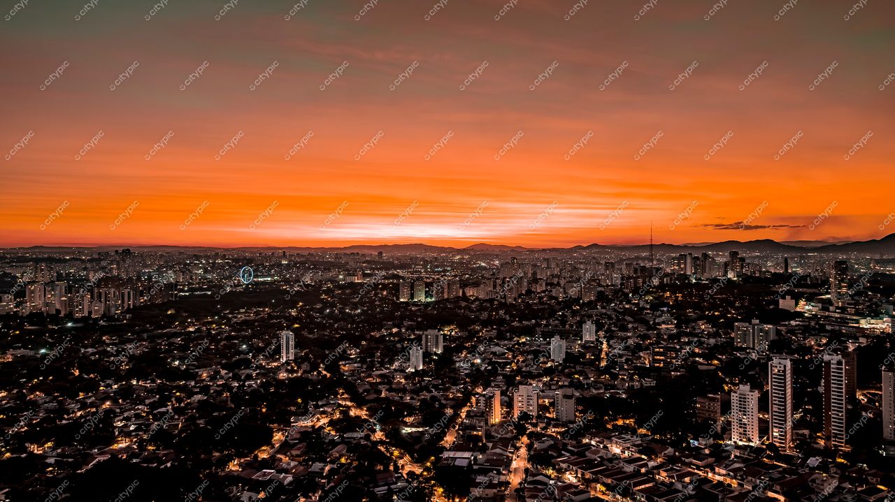 São Paulo ao Entardecer: A Magia da Cidade que Nunca Dorme