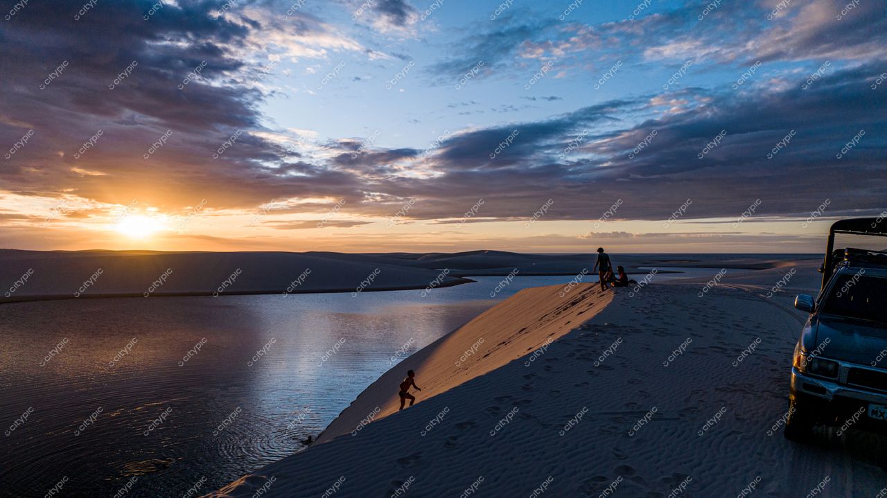 Aventura ao pôr do sol: brincadeiras nas dunas e descanso à beira do lago