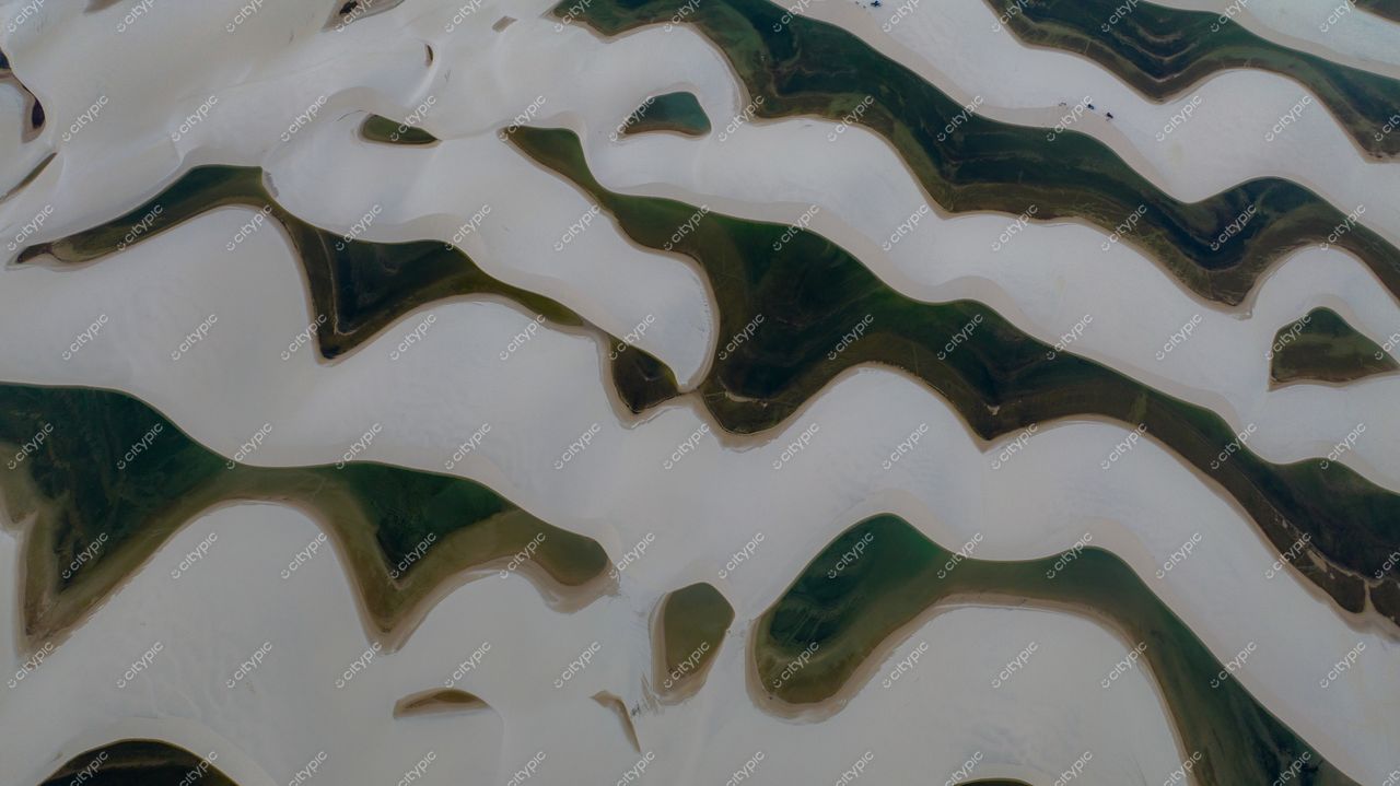 Harmonia entre areia e água: a beleza serena de um padrão natural