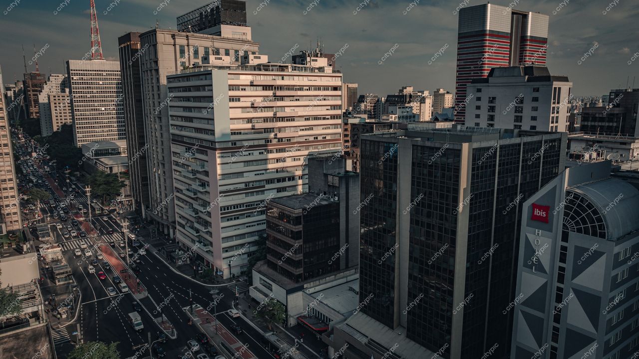 São Paulo, Brasil: Vista panorâmica da densa arquitetura urbana da metrópole paulista