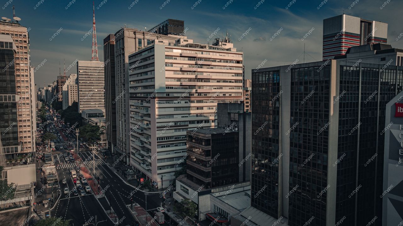 São Paulo, Brasil: Vista Urbana da Metrópole em Iluminação Suave