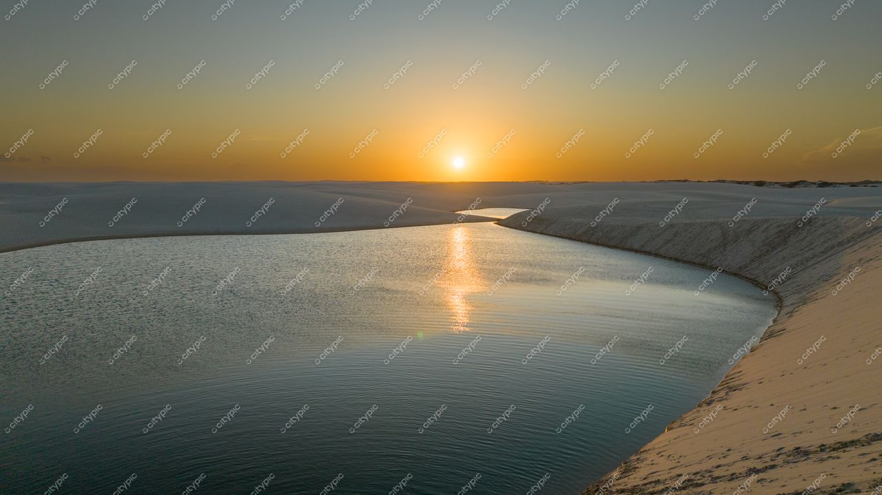 Tranquilidade e Beleza: O Pôr do Sol Mágico sobre o Lago e as Dunas