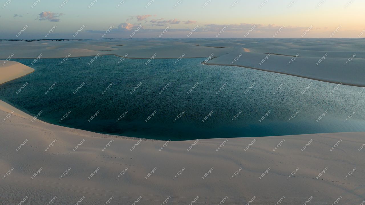Oásis de Serenidade: Dunas de Areia Branca e Lago Cristalino ao Entardecer