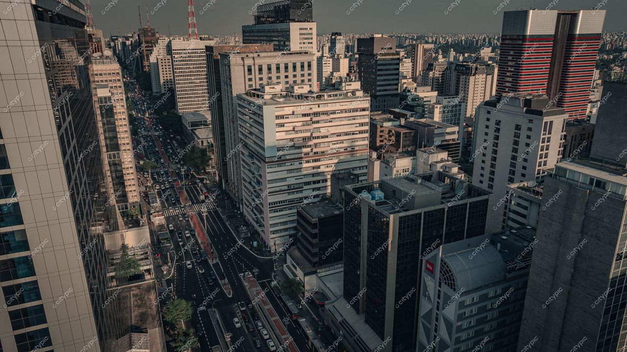 São Paulo, Brasil: Vista panorâmica da movimentada área urbana com diversidade arquitetônica e tráfego intenso
