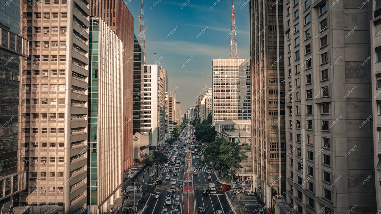 São Paulo, Brasil: Avenida Central – Uma Vista Panorâmica da Vibrante Urbanização da Metrópole