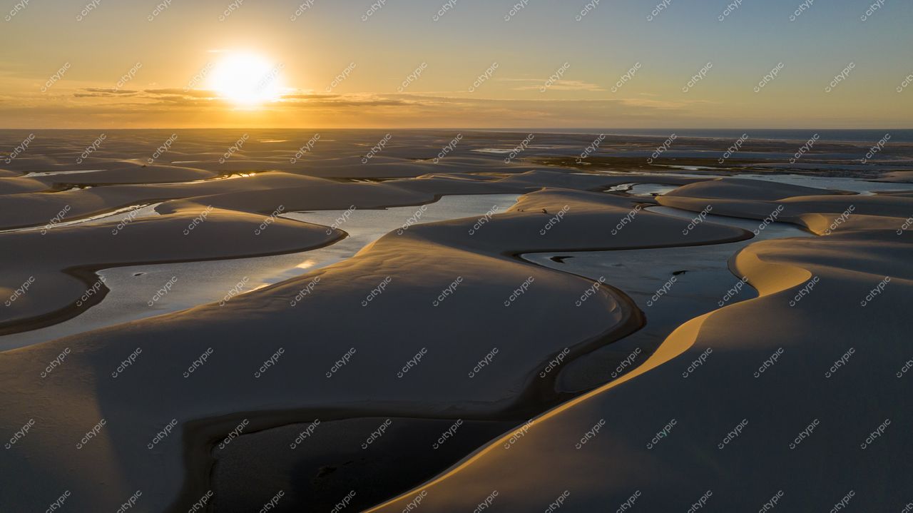 Deserto Dourado: A Beleza Serena das Dunas ao Nascer do Sol