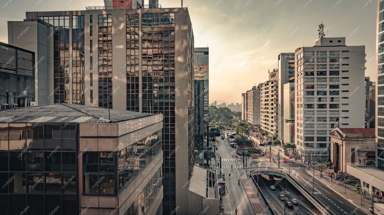 São Paulo, Brasil: Paisagem Urbana Moderna ao Entardecer
