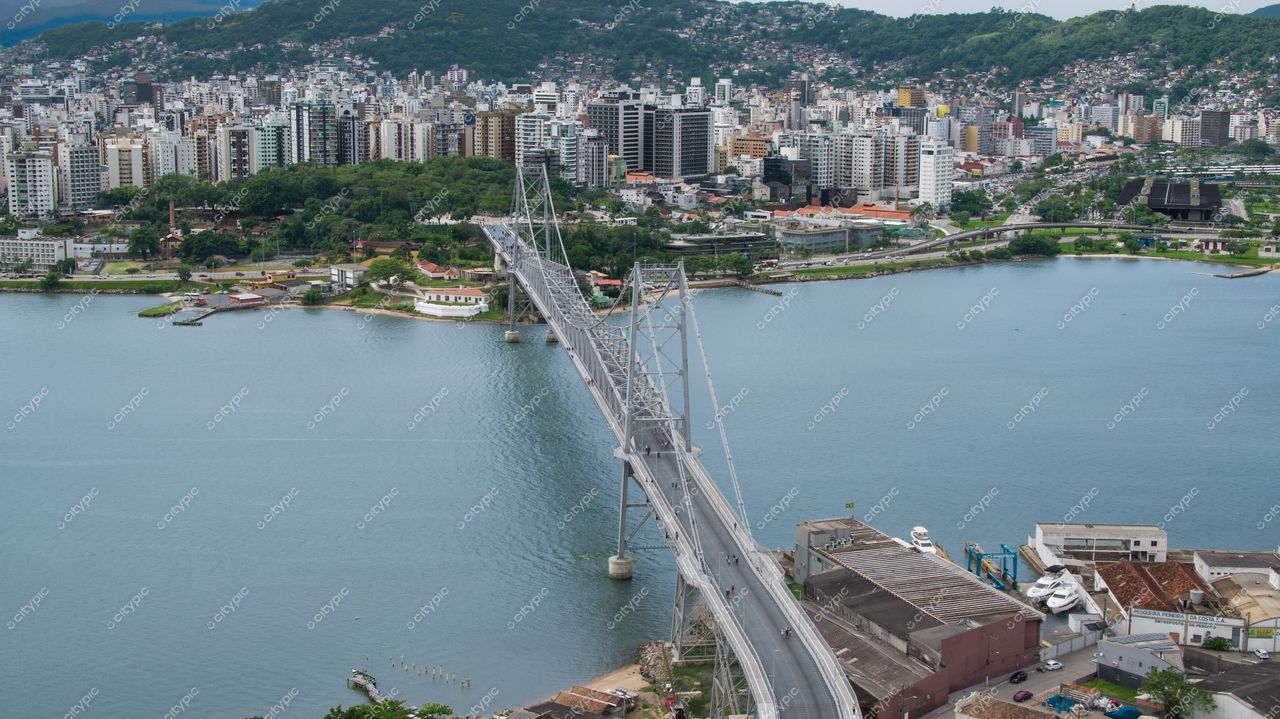 Centro de Florianópolis, Santa Catarina: Ponte icônica e paisagem urbana vibrante