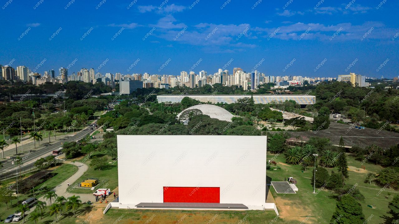 São Paulo, Brasil: Edifício moderno em meio à diversidade arquitetônica e paisagística da metrópole