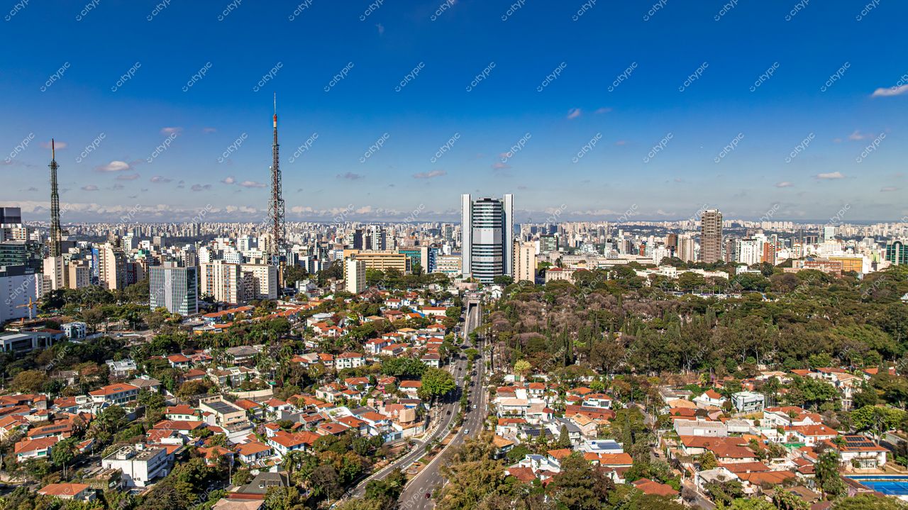 São Paulo, Brasil: Panorama da diversidade arquitetônica e natural da metrópole vibrante