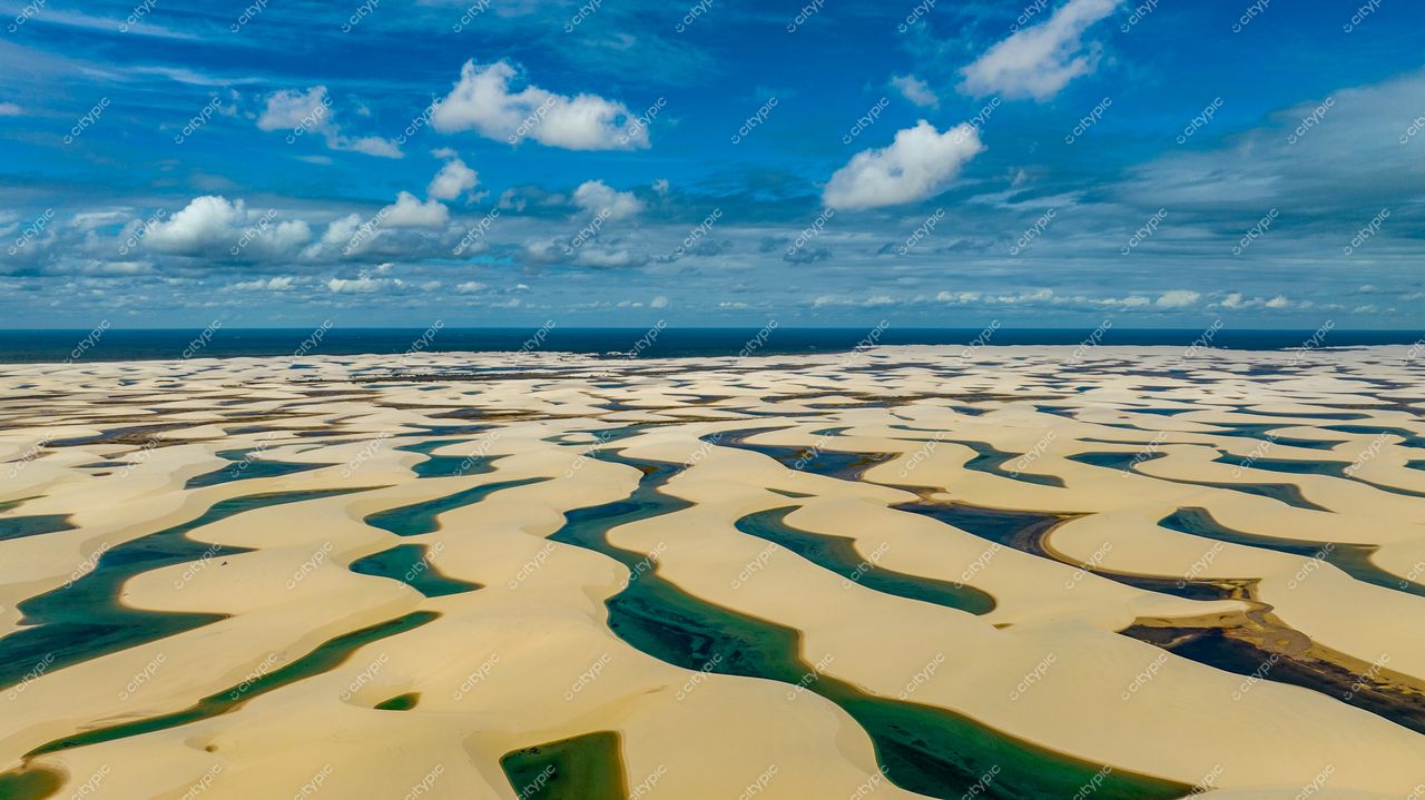 Oásis de Serenidade: A beleza intocada do deserto de dunas e lagoas azul-turquesa