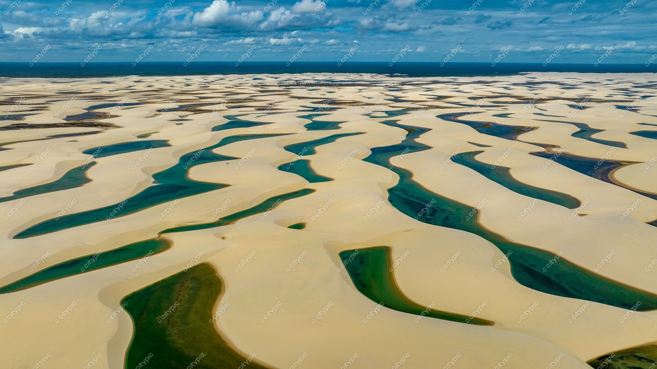 Oásis de Serenidade: Dunas e Lagoas em Harmonia com a Natureza