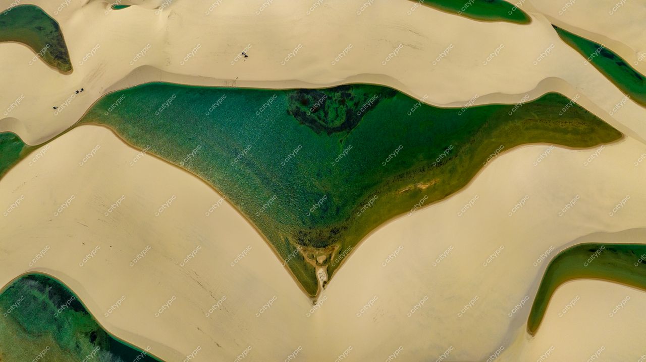 Oásis de Tranquilidade: Dunas de Areia e Águas Cristalinas em Harmonia