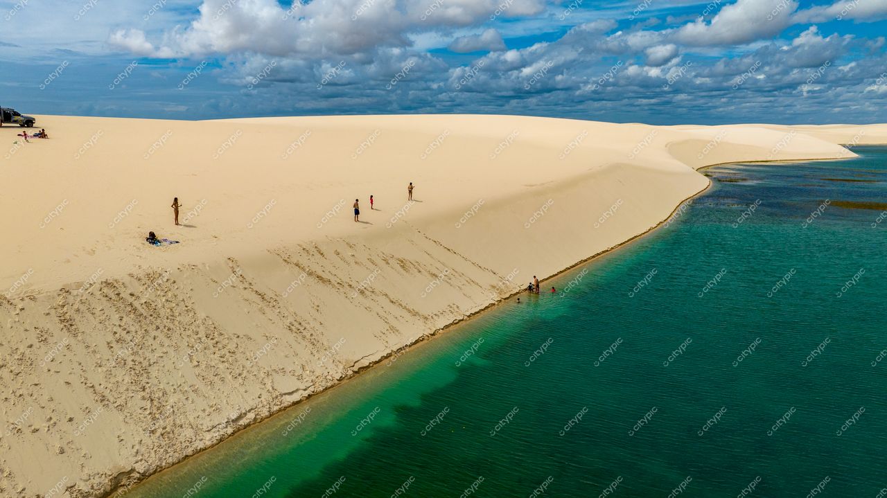 Oásis de tranquilidade: dunas, lagoa e céu se encontram em harmonia