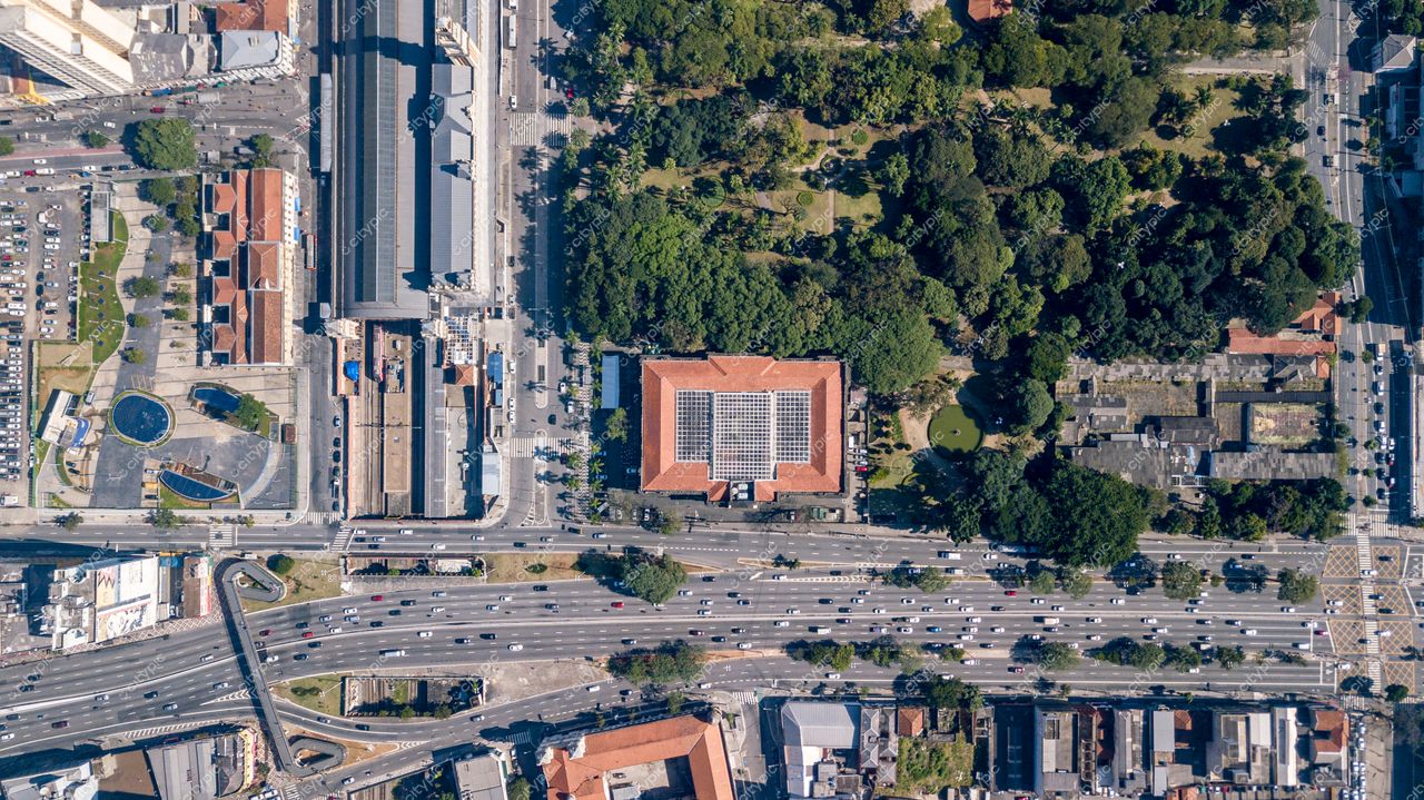São Paulo, Brasil: Vista aérea da região central com destaque para edifício de telhado de vidro e áreas verdes