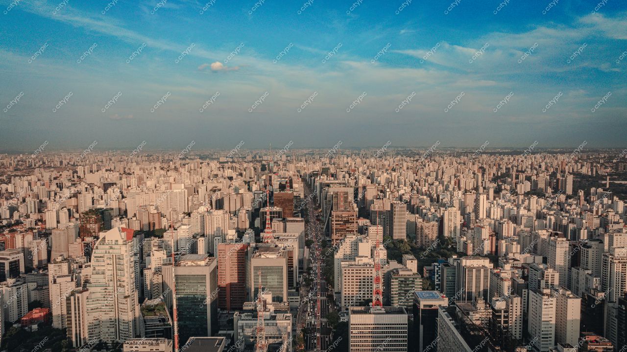 São Paulo, Brasil: Vista panorâmica da metrópole em um dia claro