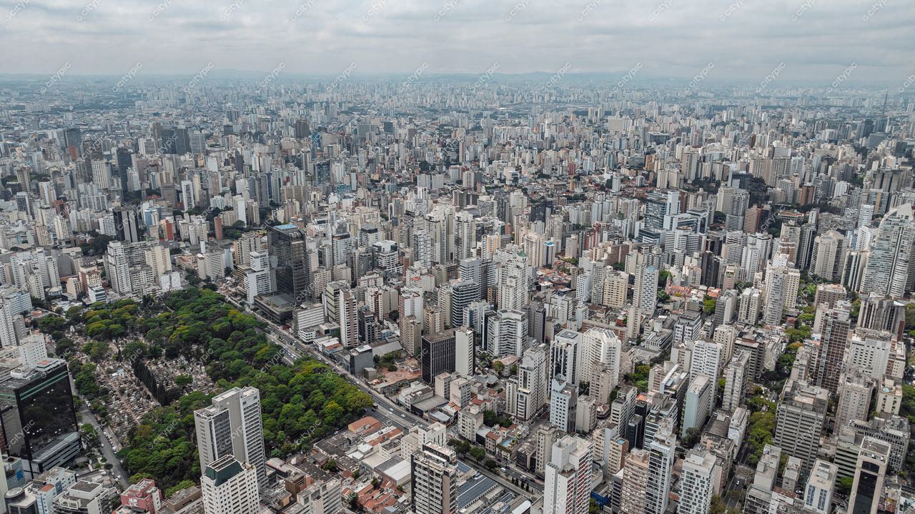 São Paulo, Brasil: Vista panorâmica da densa paisagem urbana de arranha-céus e edificações