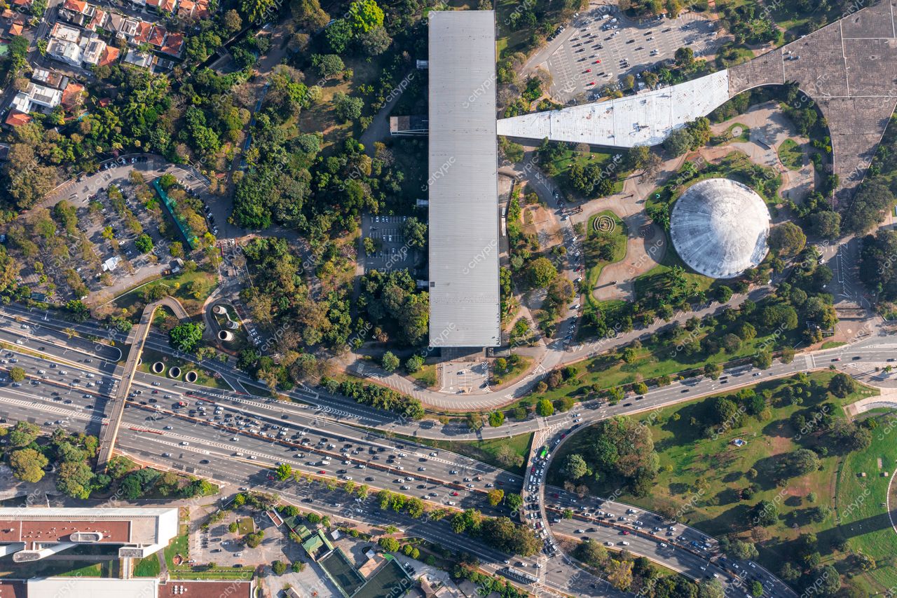 São Paulo, Brasil: Vista aérea da coexistência entre urbanização e natureza em uma metrópole dinâmica