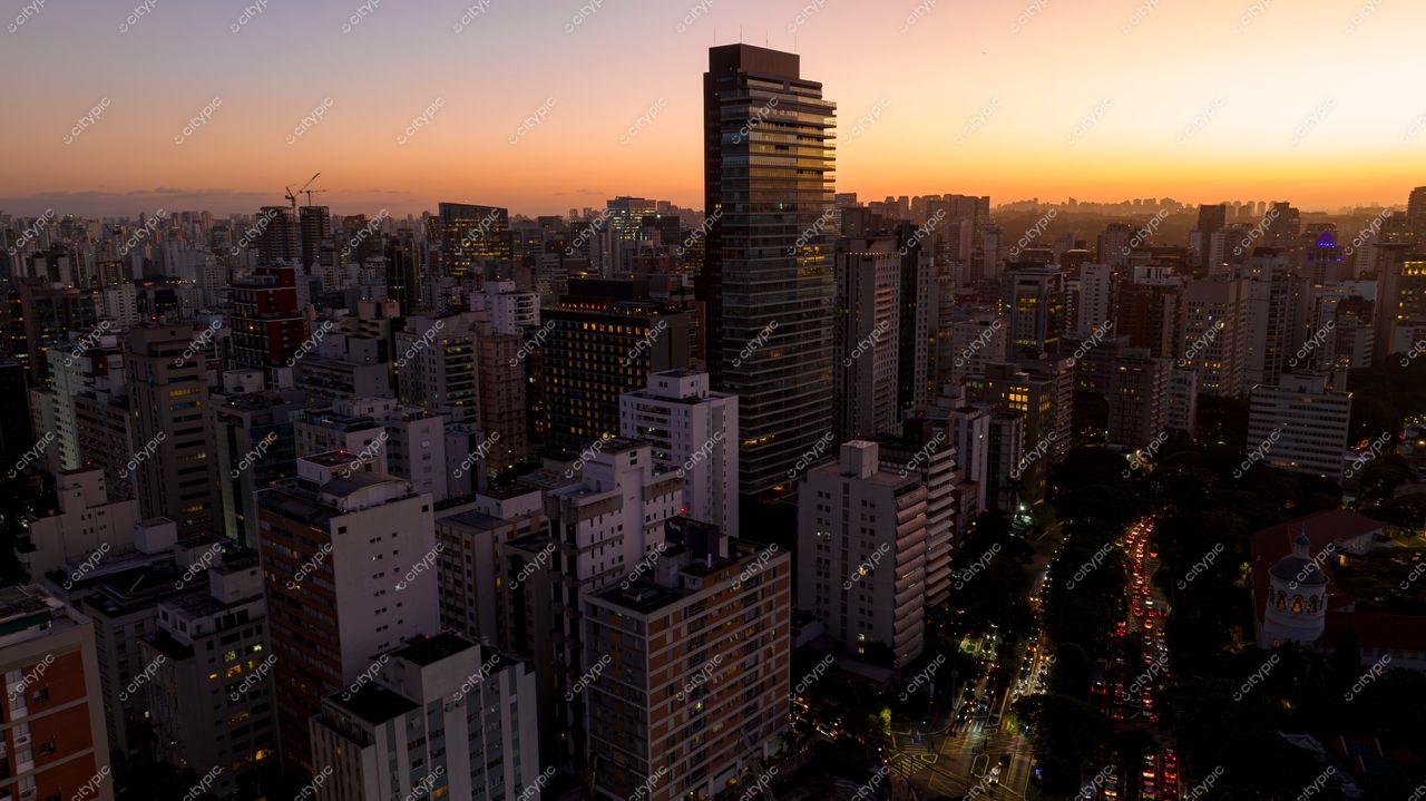 São Paulo ao Entardecer: Diversidade Arquitetônica e Vibrante Energia Urbana
