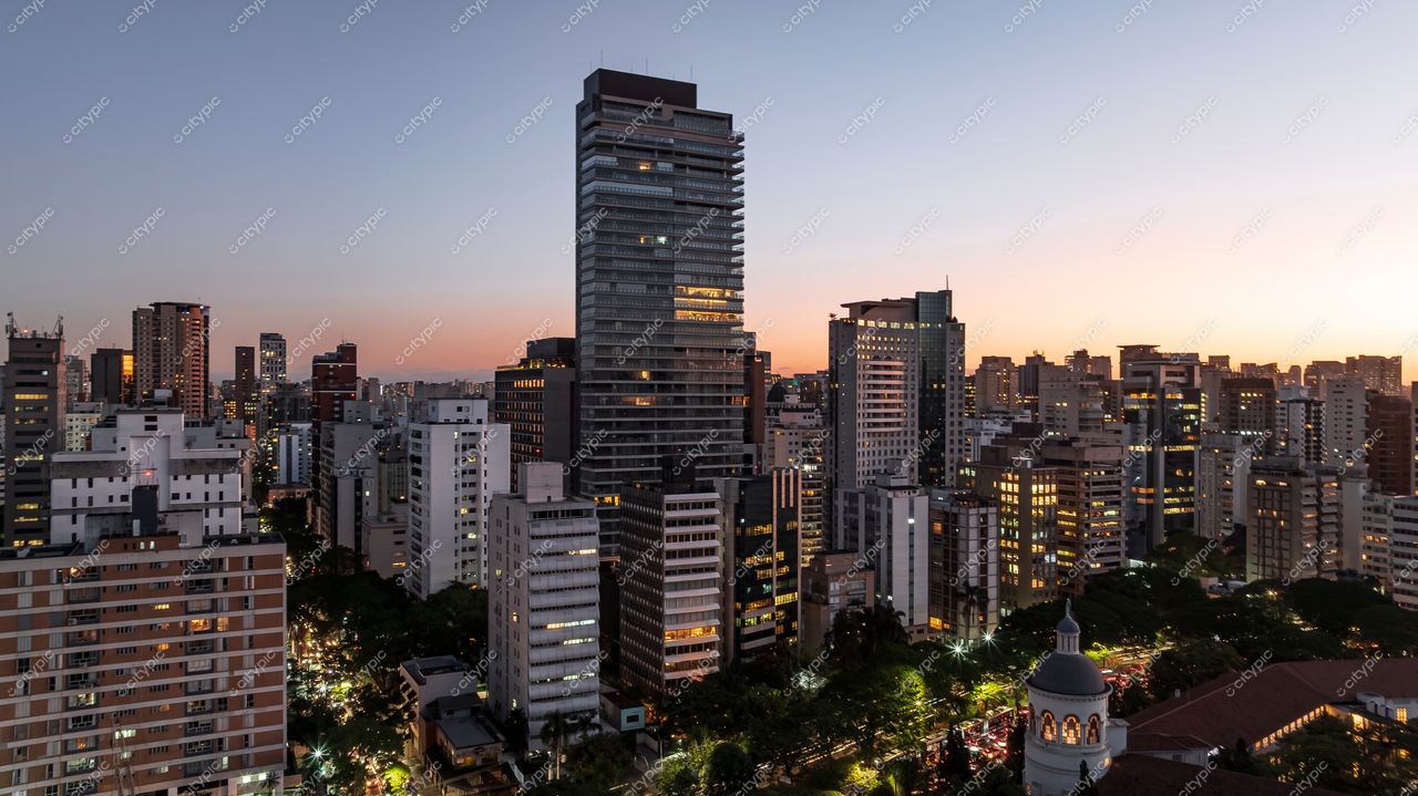 São Paulo, Brasil: Horizonte urbano vibrante e dinâmico ao entardecer