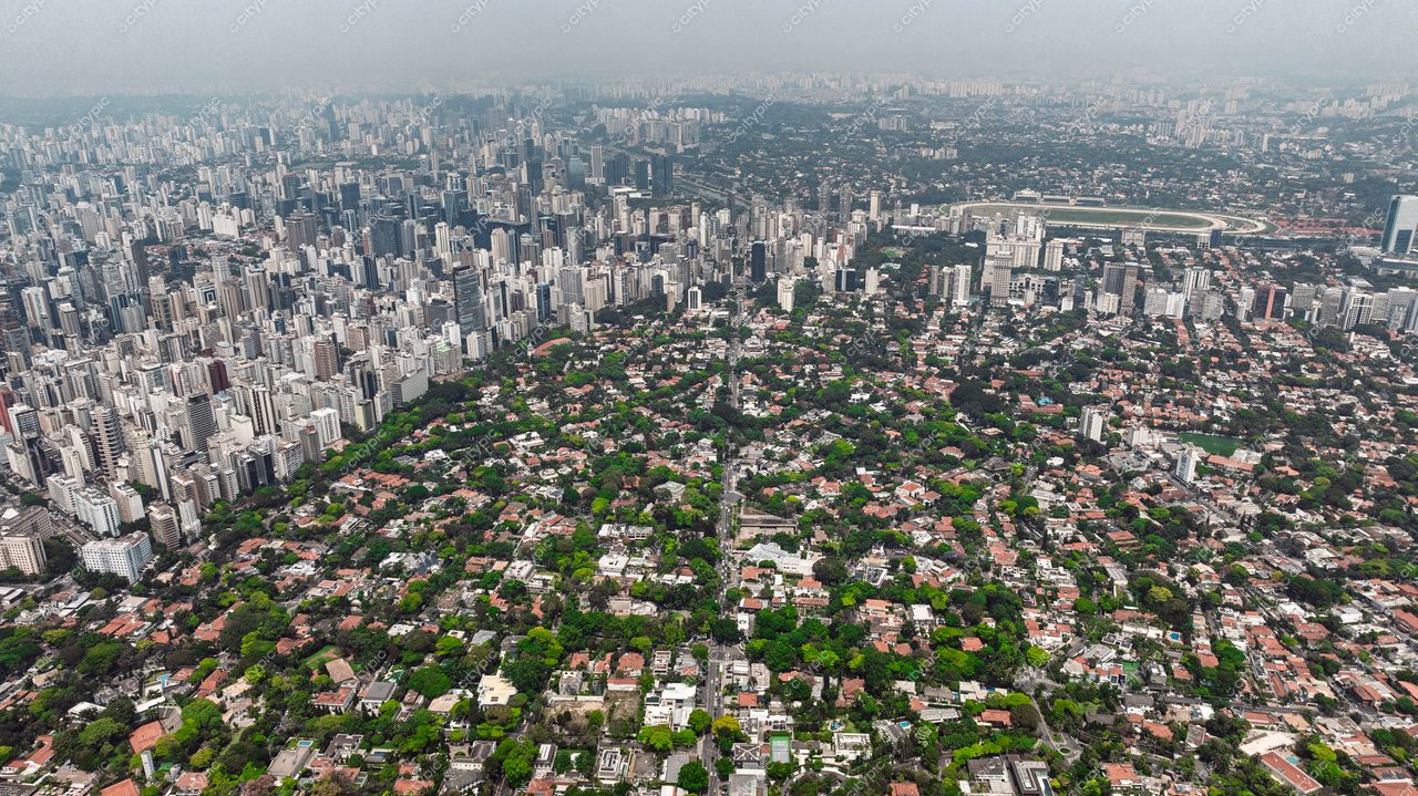 São Paulo, Brasil: Contrastes entre a urbanização e a natureza na metrópole vibrante