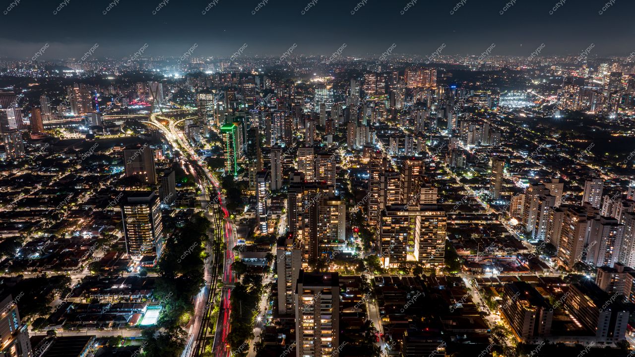 São Paulo, Brasil: Vista Noturna Panorâmica da Metrópole Iluminada