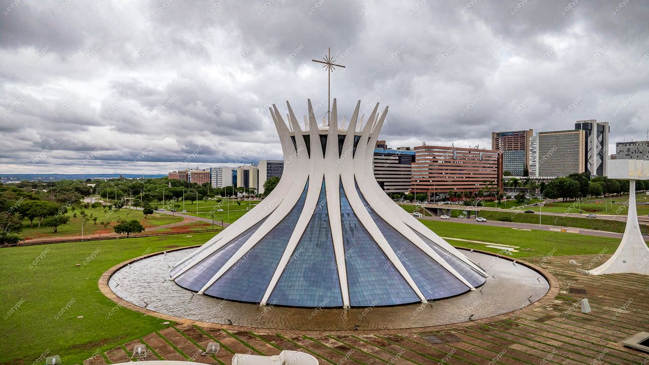 Brasília: A imponente Catedral Metropolitana de Oscar Niemeyer sob o céu nublado