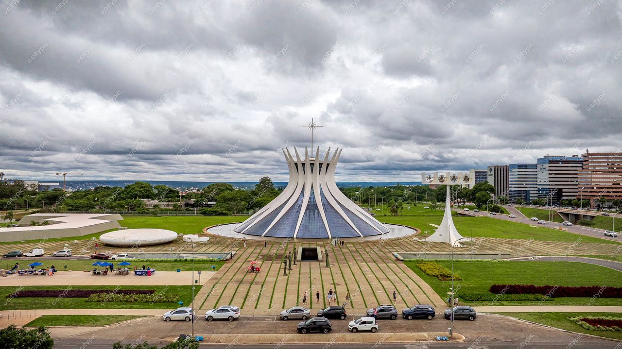 Brasília: A icônica Catedral Metropolitana de Oscar Niemeyer e seu entorno vibrante