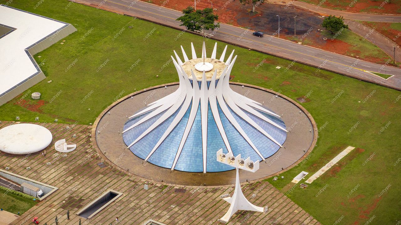 Brasília: A imponente Catedral Metropolitana em meio à modernidade e tranquilidade da capital brasileira