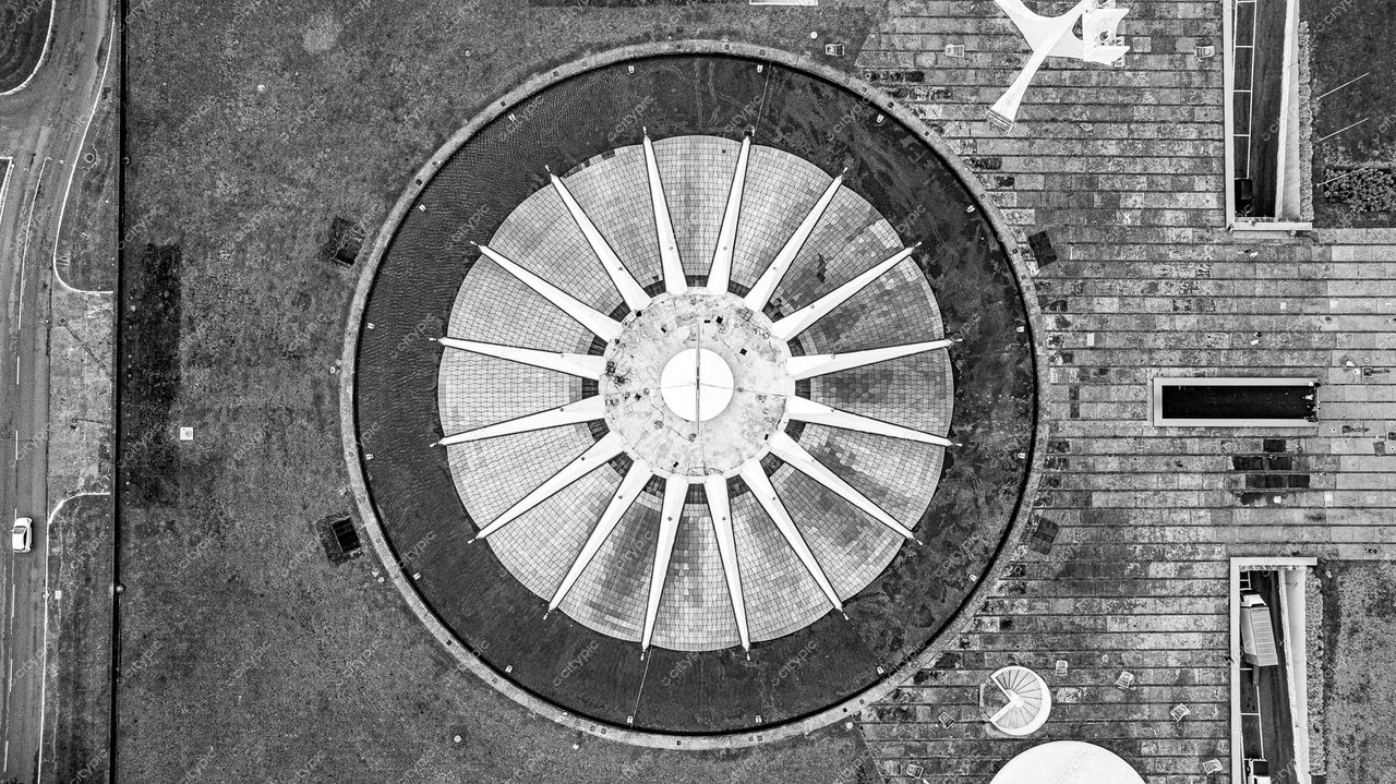 Brasília: Estrutura Circular em Preto e Branco – Uma Visão Distinta da Arquitetura Moderna na Capital do Brasil